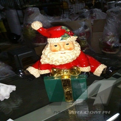 santa_sitting_gift